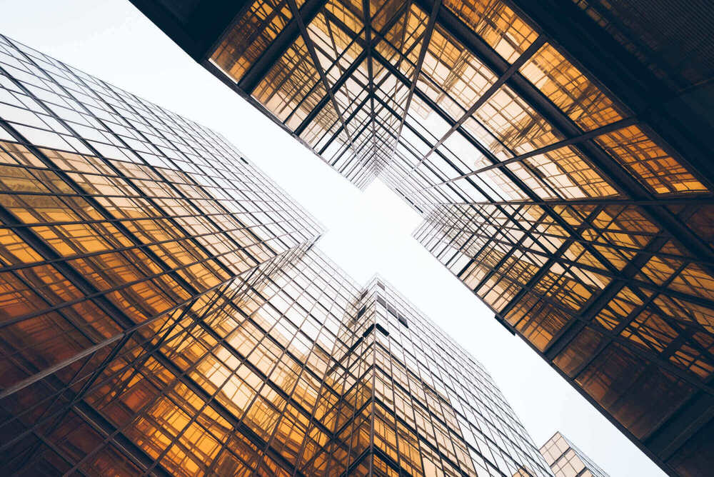 Fachadas de vidro de edifícios altos vistas de baixo